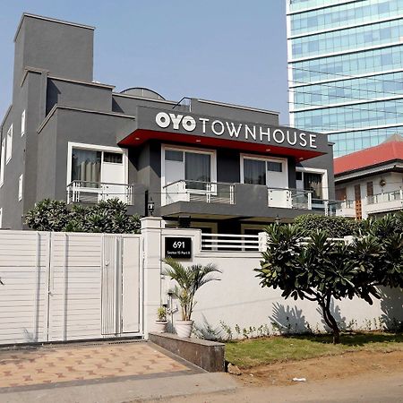 Oyo Townhouse 027 Sector 15 Gurgaon Hotell Exteriör bild